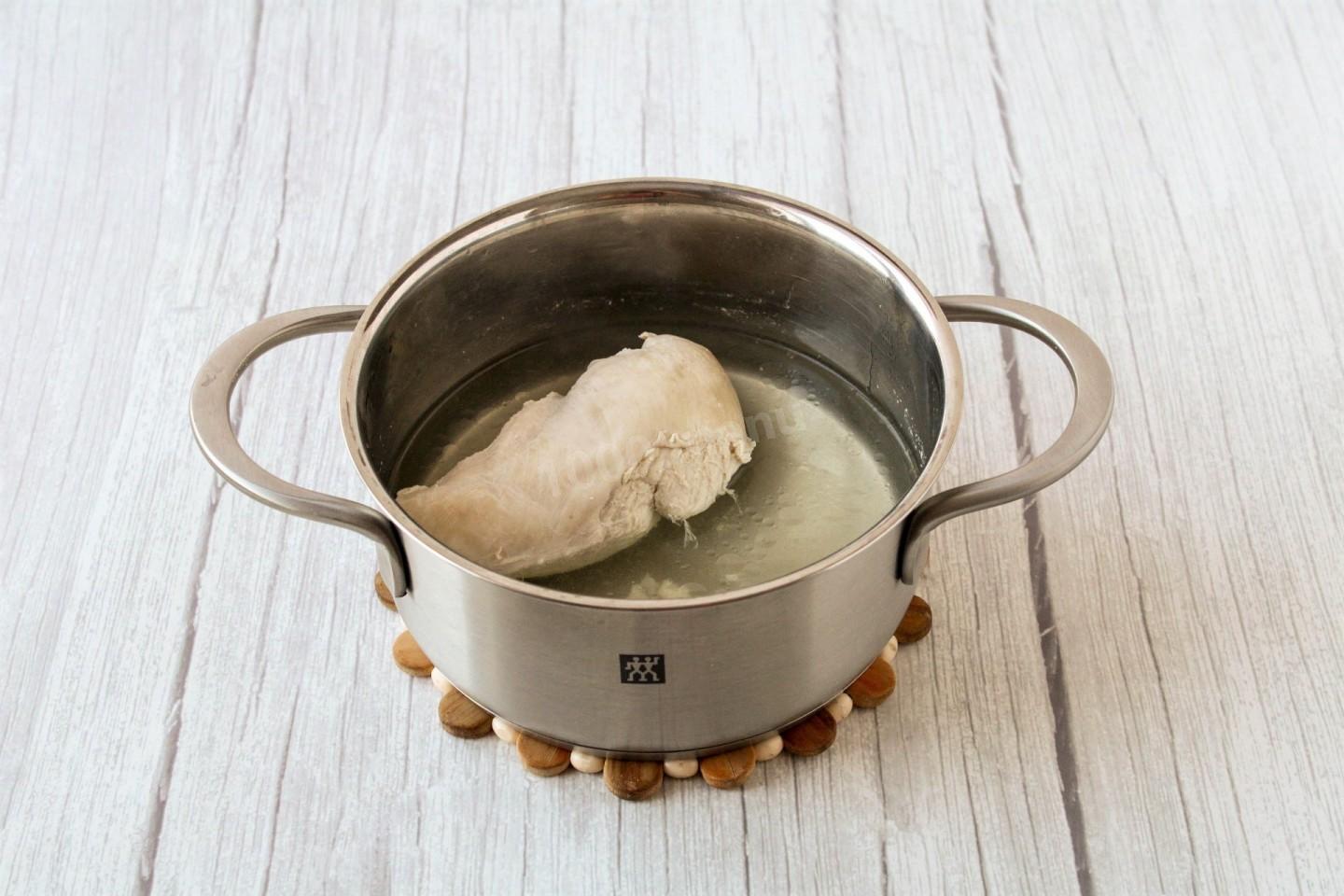 Шаг 2 приготовления Салат Любовница с изюмом орехами и курицей