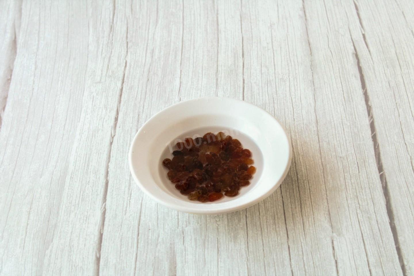 Шаг 4 приготовления Салат Любовница с изюмом орехами и курицей