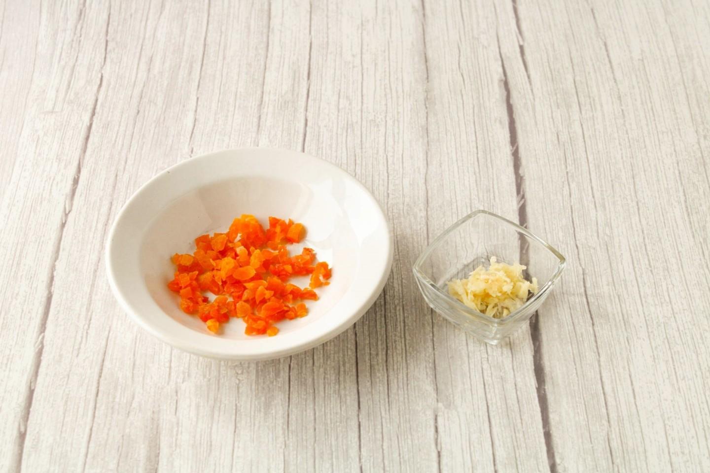 Шаг 5 приготовления Салат Любовница с изюмом орехами и курицей
