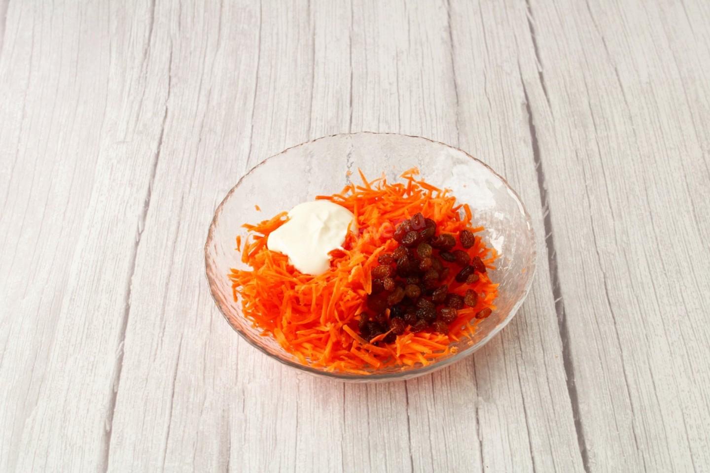 Шаг 7 приготовления Салат Любовница с изюмом орехами и курицей