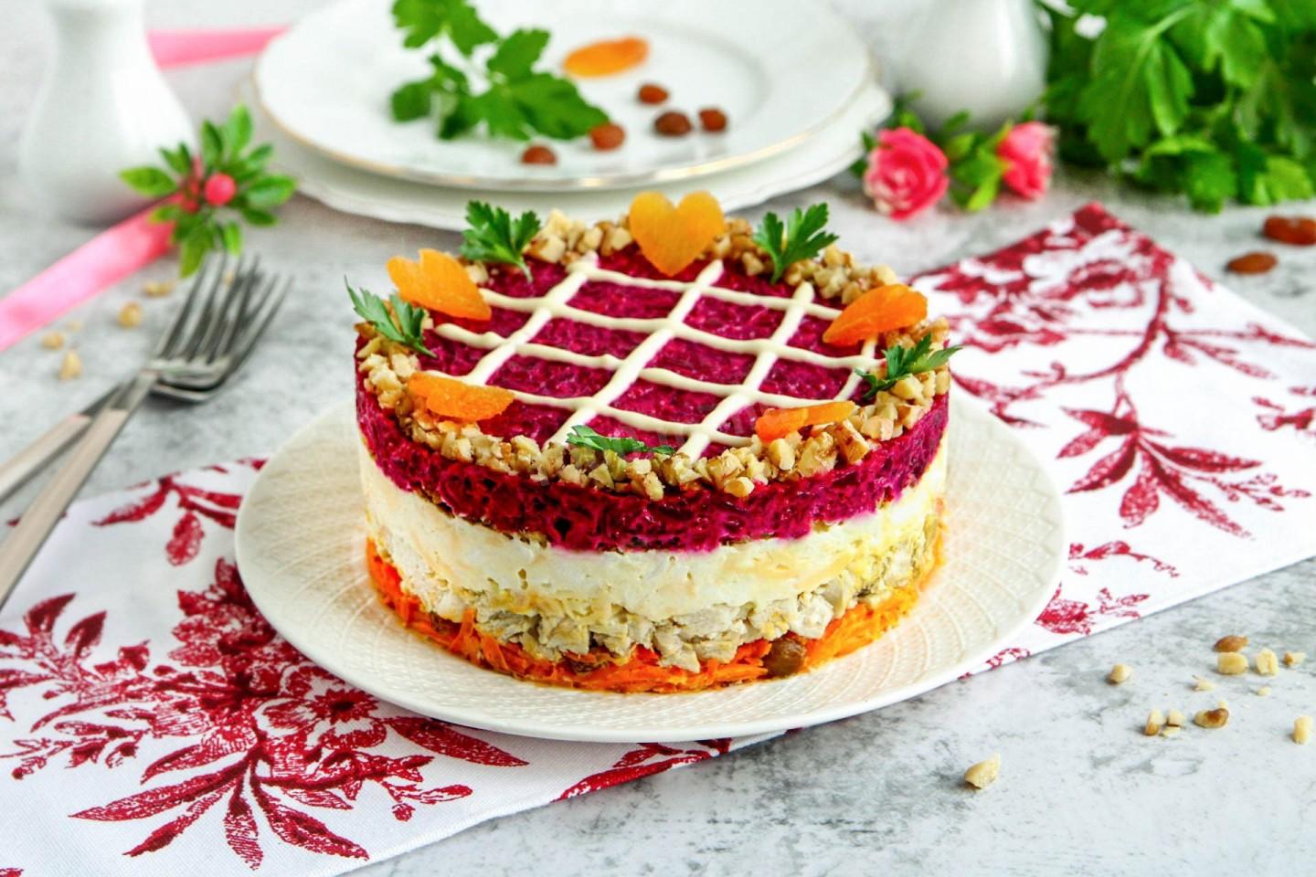 Обложка рецепта Салат Любовница с изюмом орехами и курицей