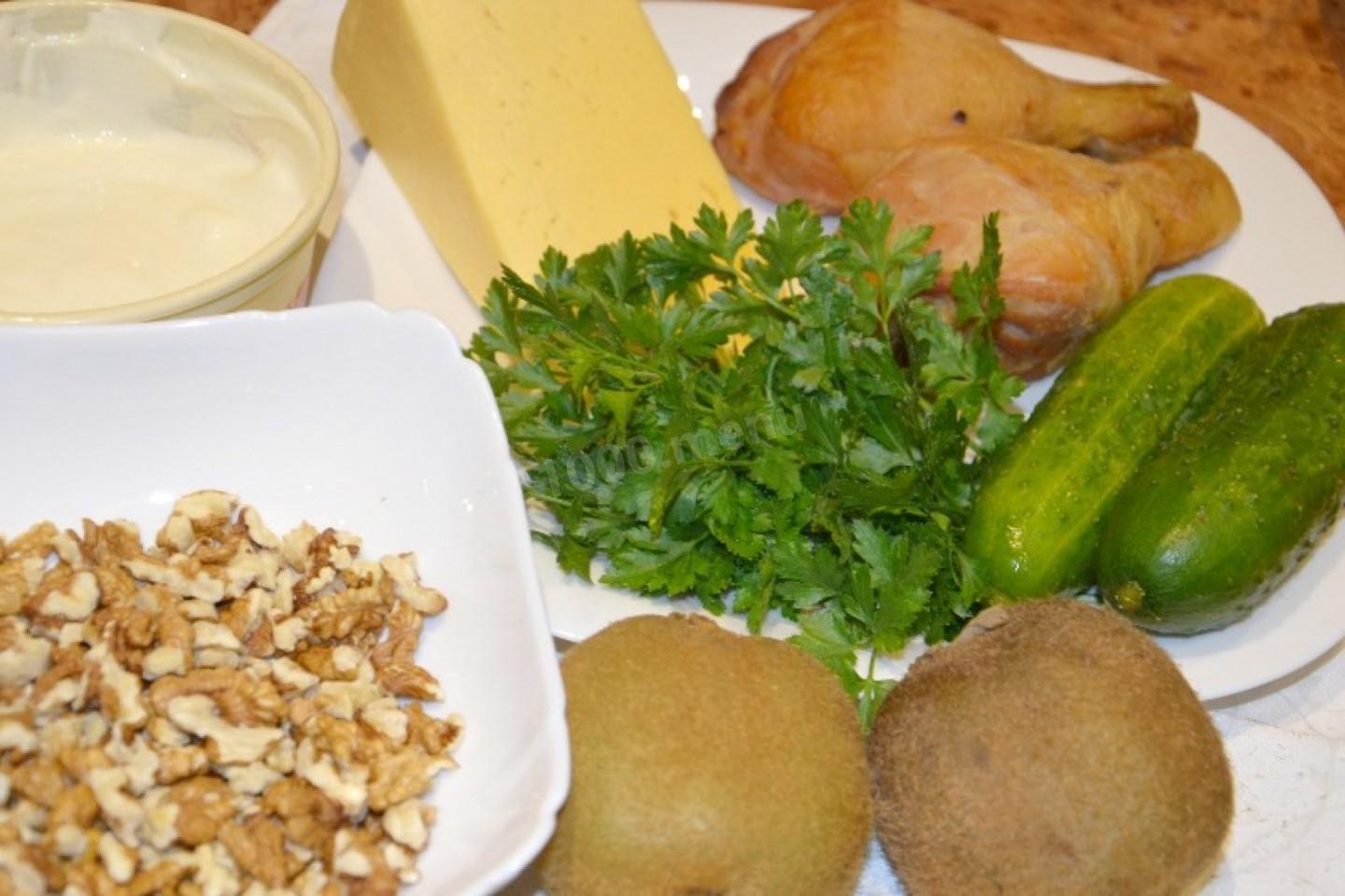 Шаг 1 приготовления Изумрудный браслет салат из киви с курицей
