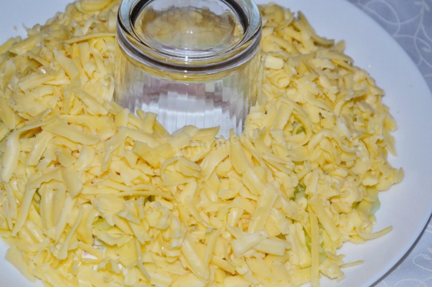 Шаг 10 приготовления Изумрудный браслет салат из киви с курицей