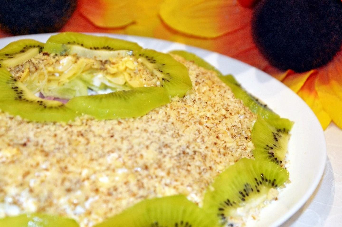 Шаг 15 приготовления Изумрудный браслет салат из киви с курицей