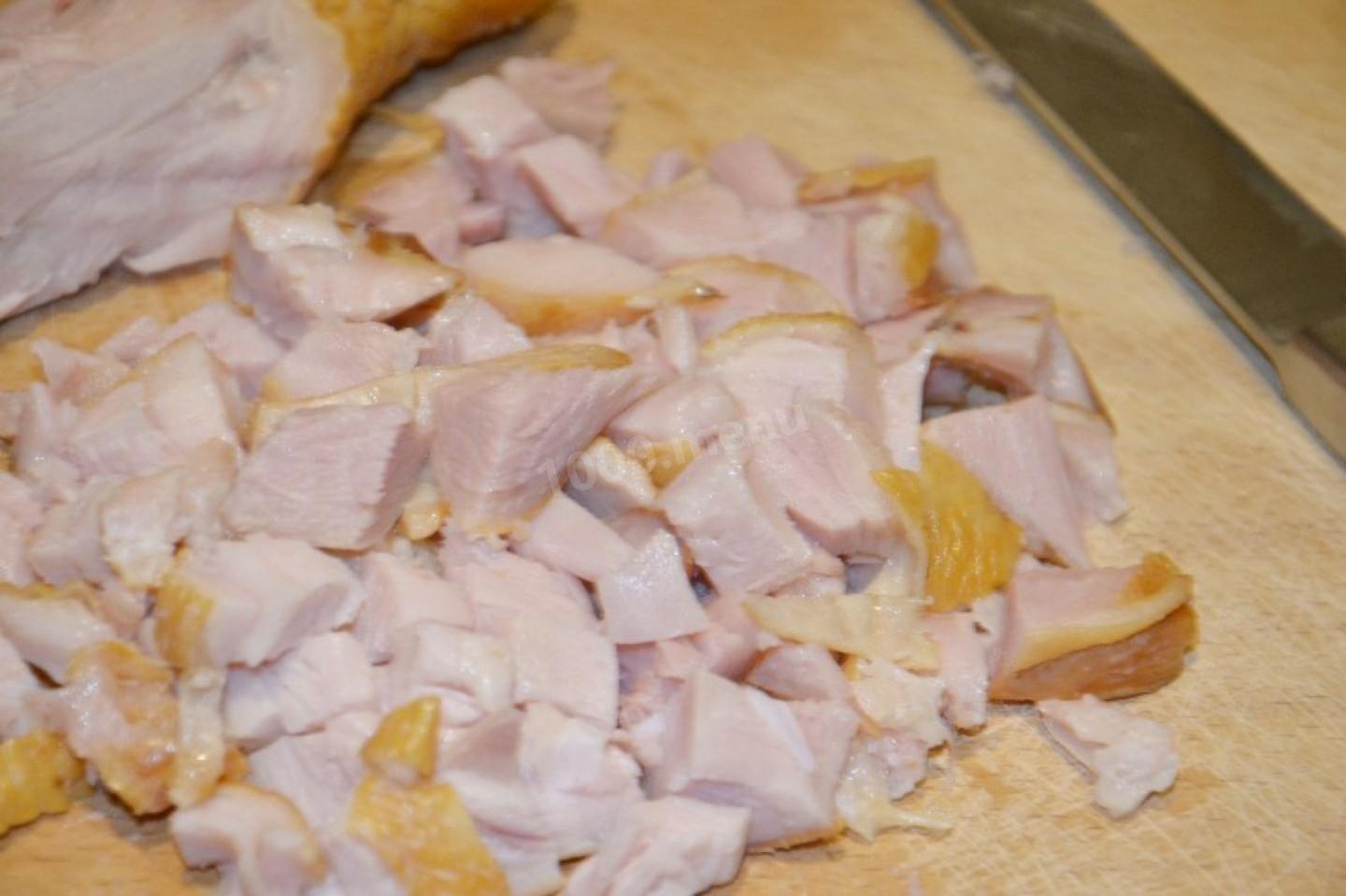 Шаг 3 приготовления Изумрудный браслет салат из киви с курицей