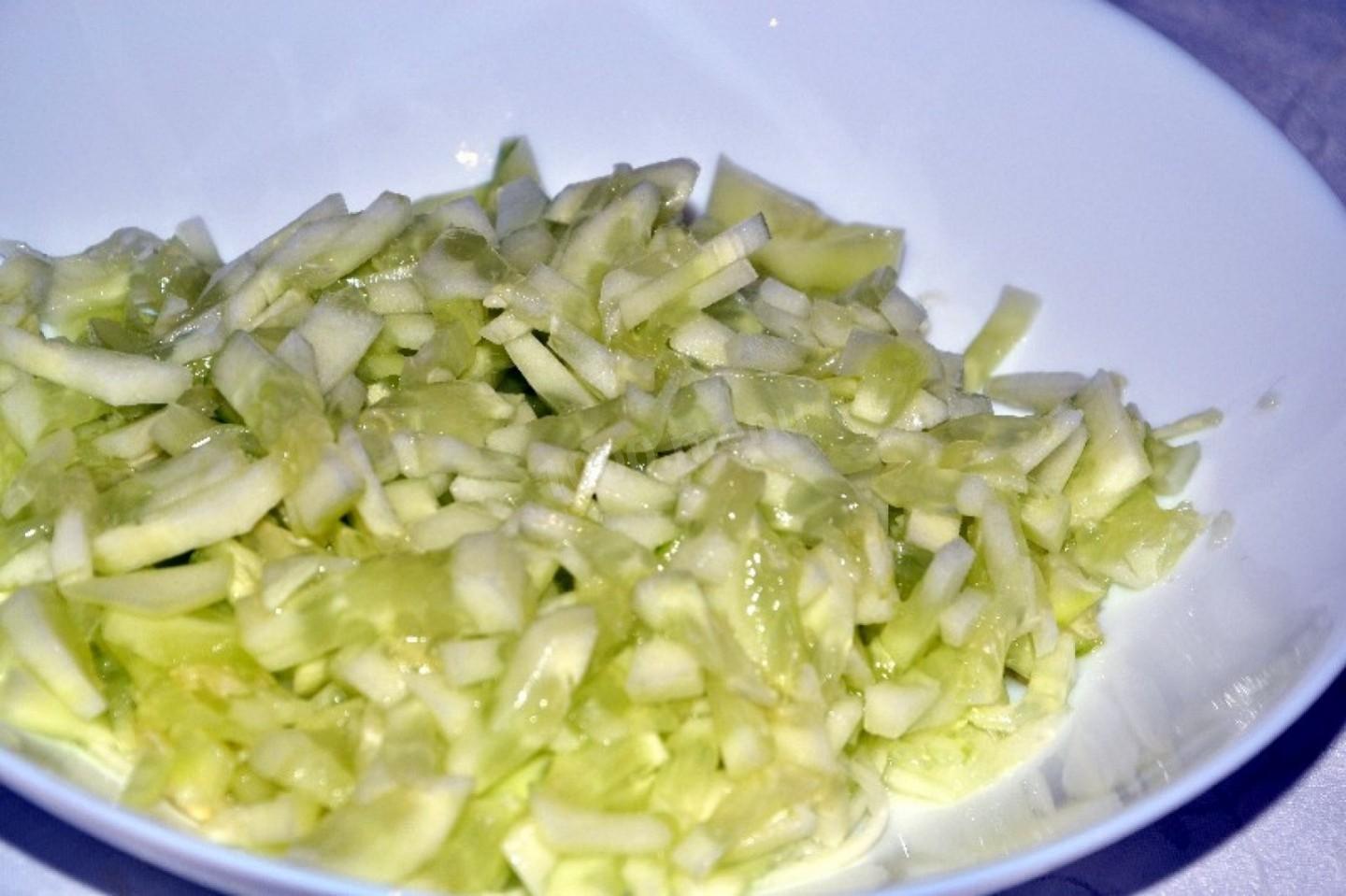 Шаг 4 приготовления Изумрудный браслет салат из киви с курицей