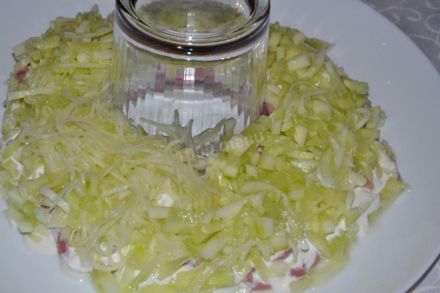 Шаг 9 приготовления Изумрудный браслет салат из киви с курицей