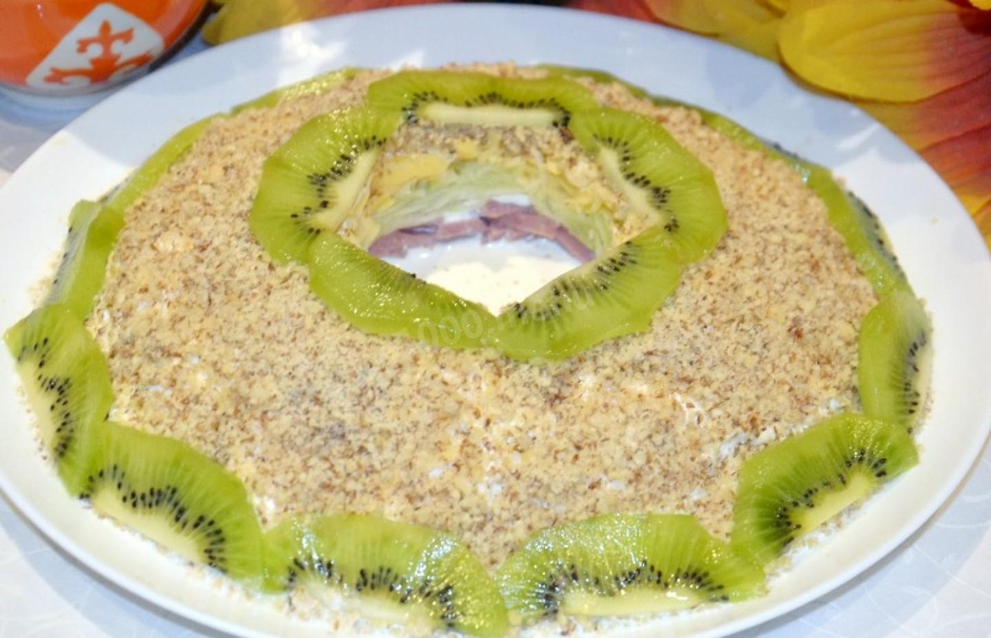 Обложка рецепта Изумрудный браслет салат из киви с курицей