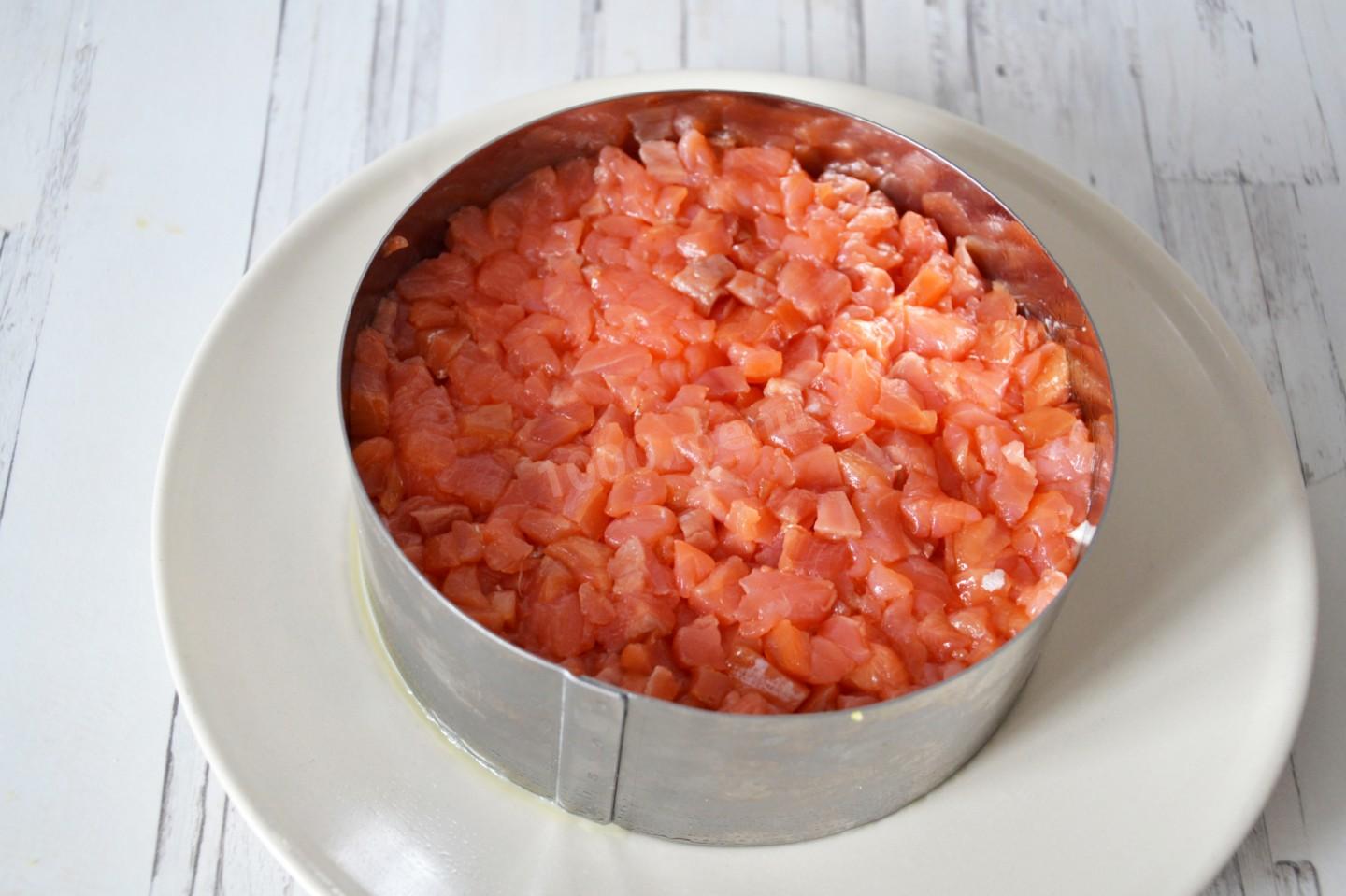 Шаг 10 приготовления Салат с семгой яйцом картошкой и огурцом слоями