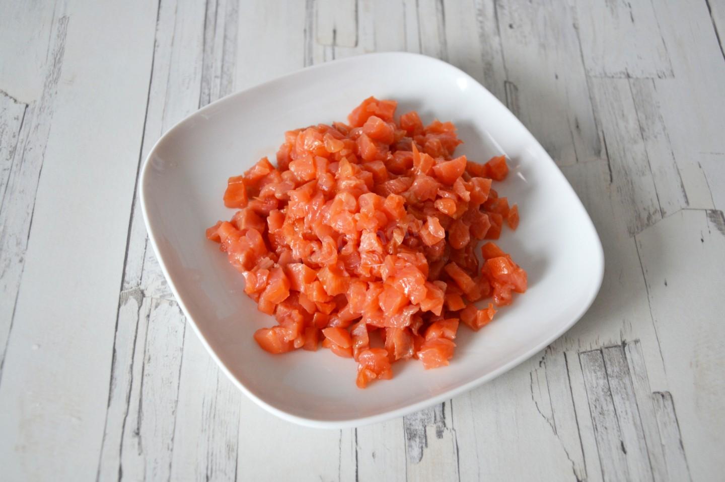 Шаг 2 приготовления Салат с семгой яйцом картошкой и огурцом слоями