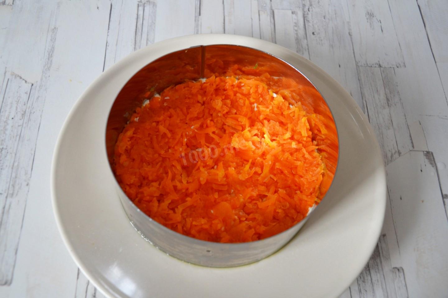 Шаг 8 приготовления Салат с семгой яйцом картошкой и огурцом слоями