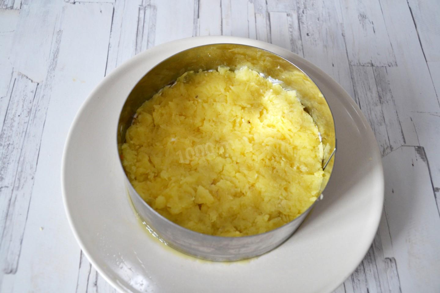 Шаг 9 приготовления Салат с семгой яйцом картошкой и огурцом слоями