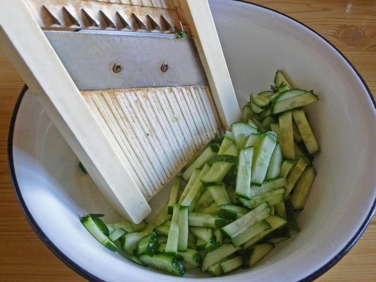Шаг 3 приготовления Салат Дамский каприз с курицей и черносливом