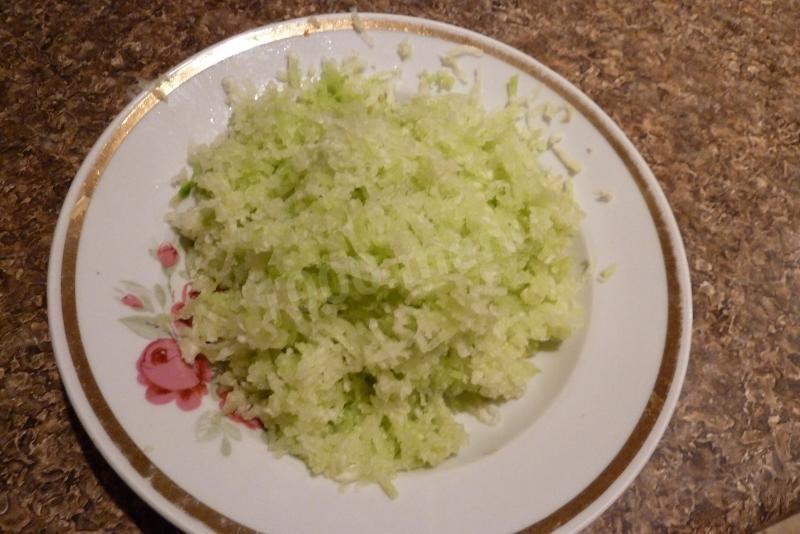 Шаг 5 приготовления Салат из редьки с мясом