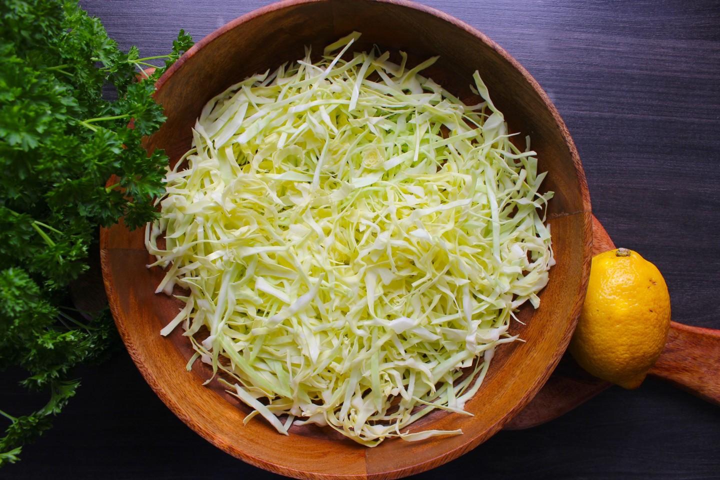 Шаг 2 приготовления Салат с рыбными консервами кукурузой и яйцами