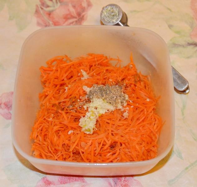 Шаг 8 приготовления Салат Кальмары с корейской морковью