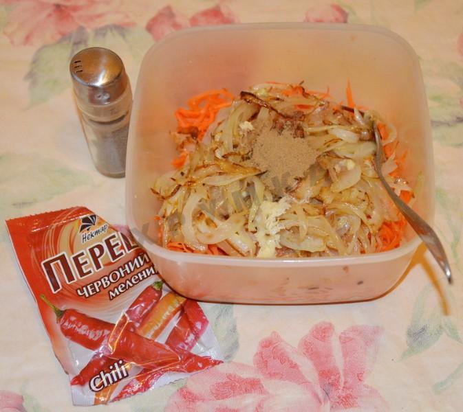 Шаг 9 приготовления Салат Кальмары с корейской морковью