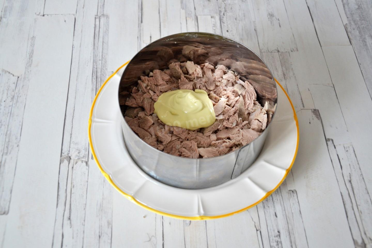 Шаг 7 приготовления Салат с мясом и черносливом