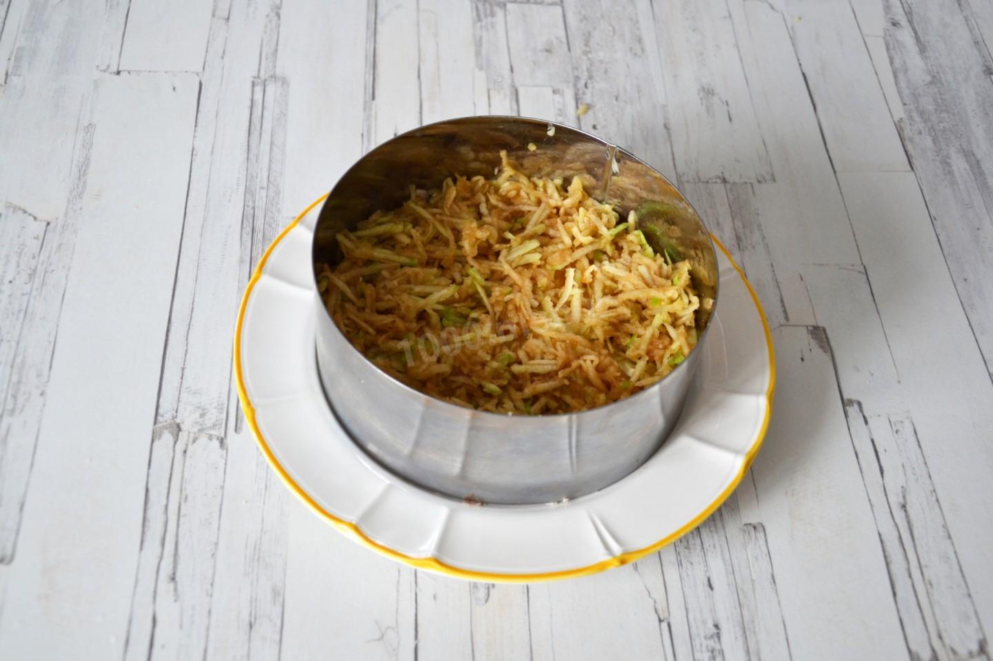 Шаг 8 приготовления Салат с мясом и черносливом