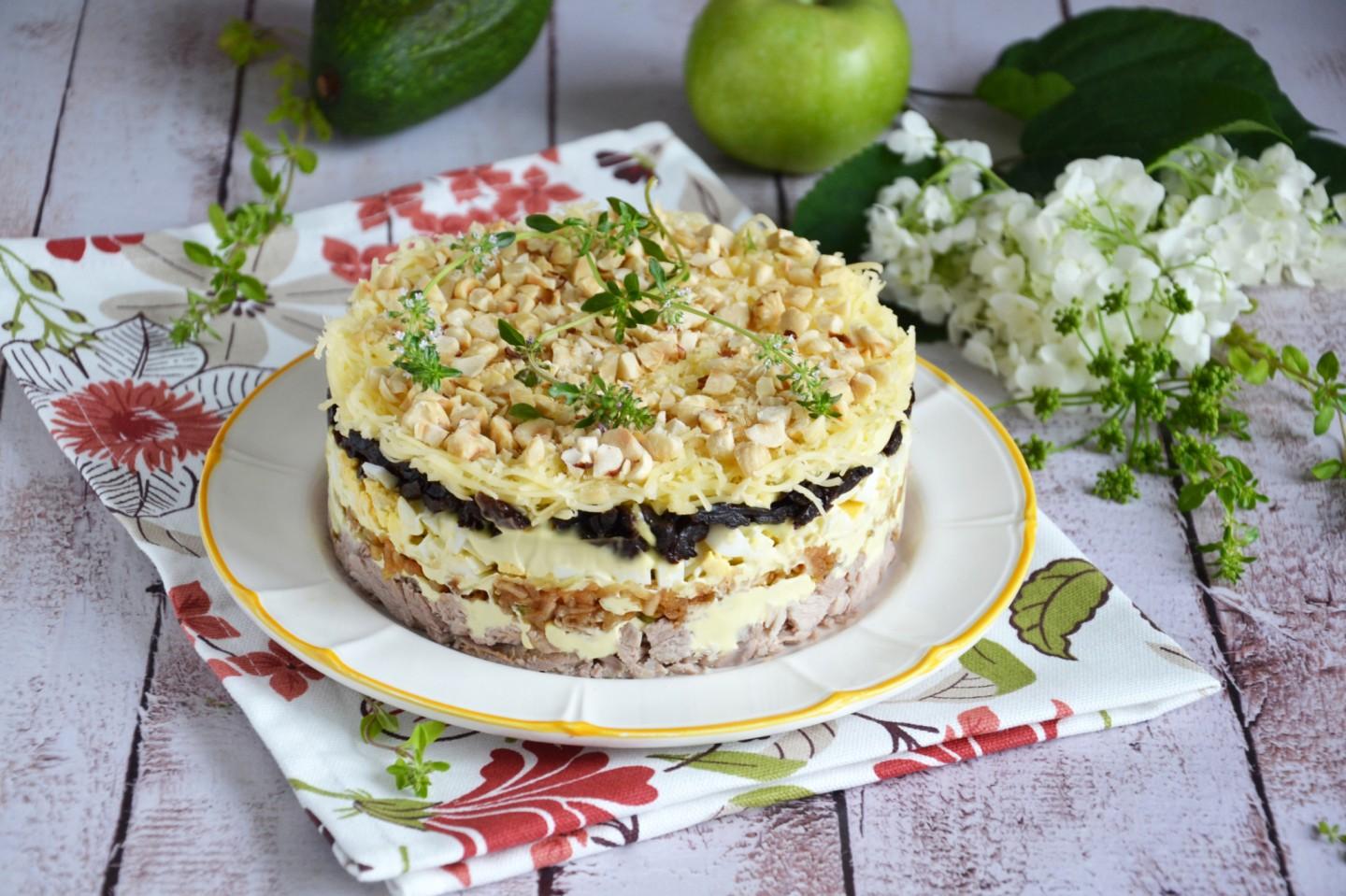Обложка рецепта Салат с мясом и черносливом