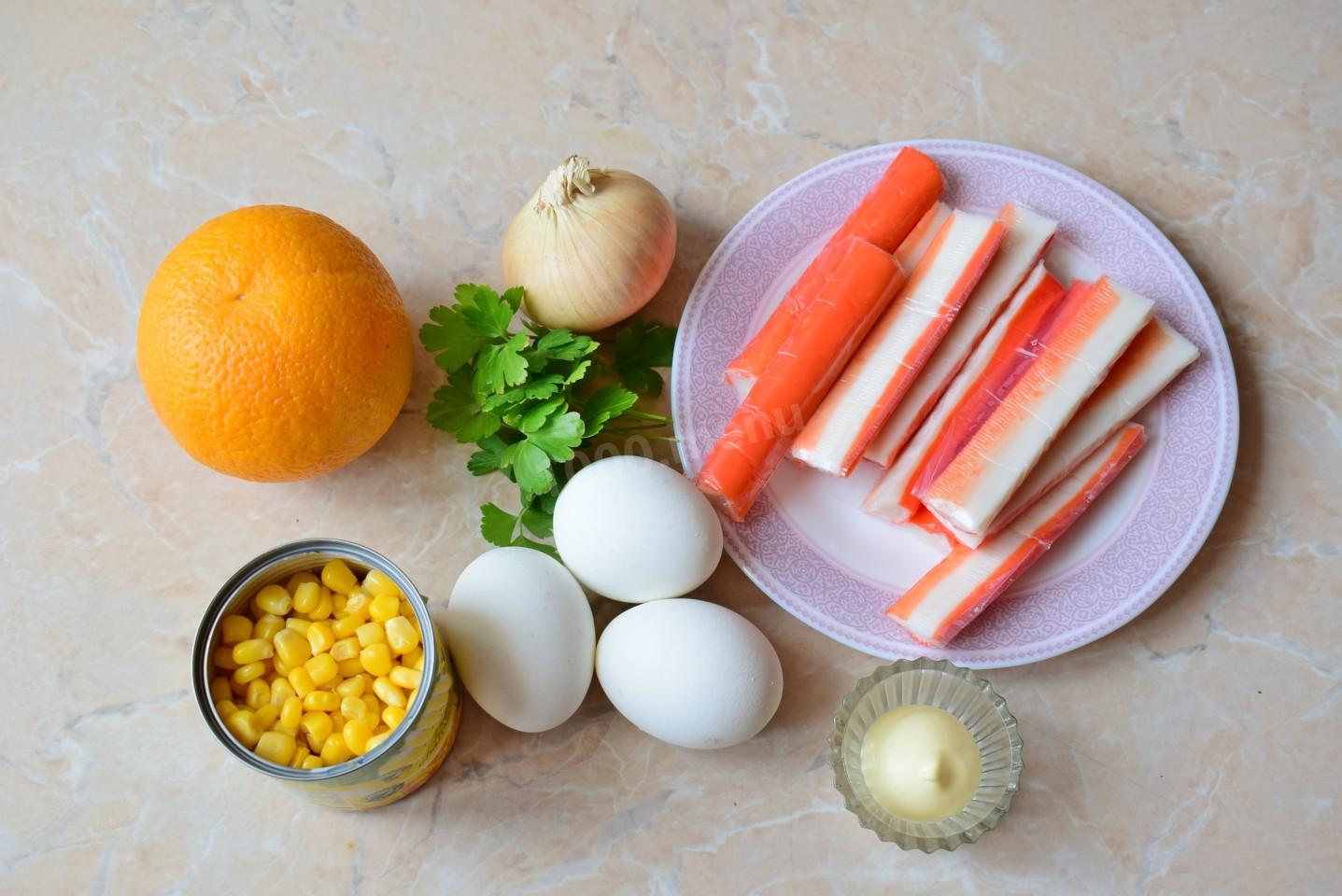 Шаг 1 приготовления Салат с апельсином и крабовыми палочками