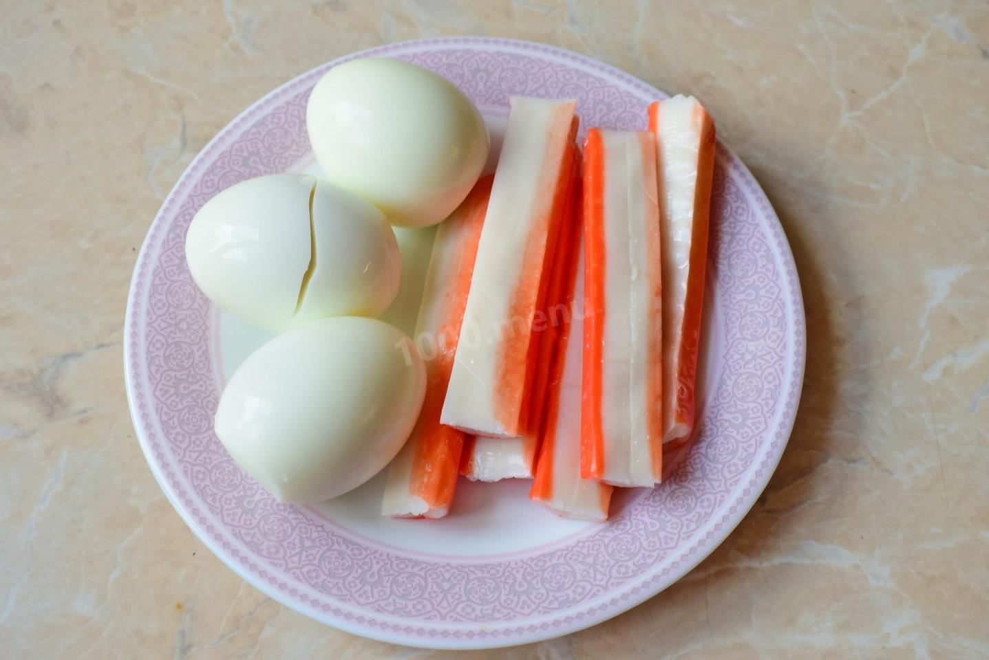 Шаг 2 приготовления Салат с апельсином и крабовыми палочками