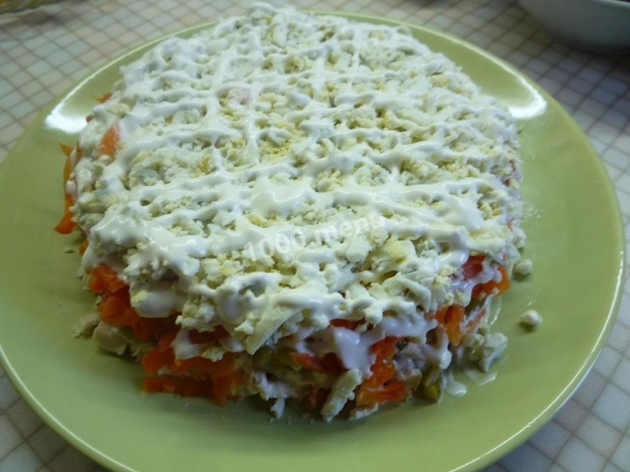 Шаг 11 приготовления Салат Подарок с курицей и маринованными шампиньонами