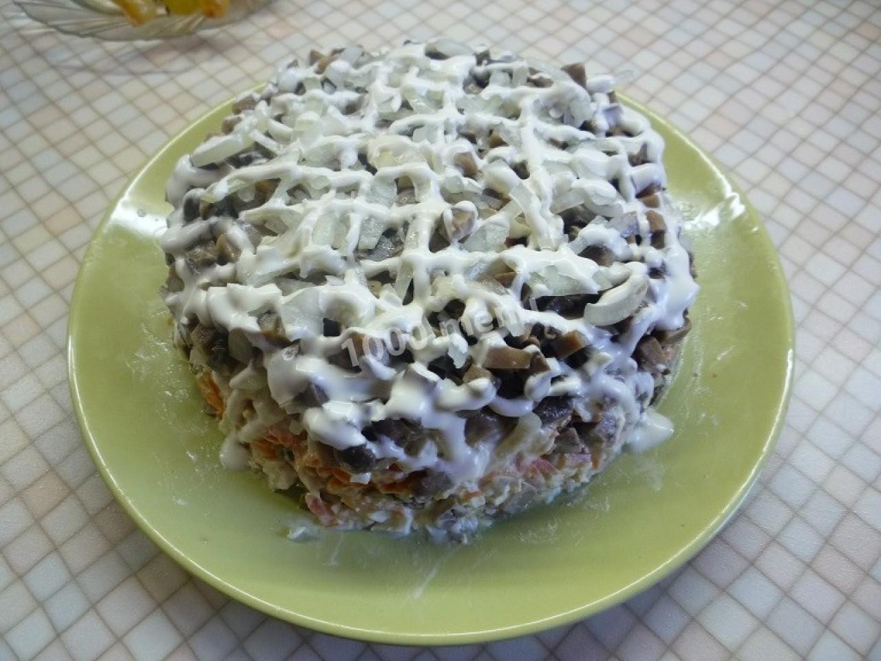 Шаг 12 приготовления Салат Подарок с курицей и маринованными шампиньонами