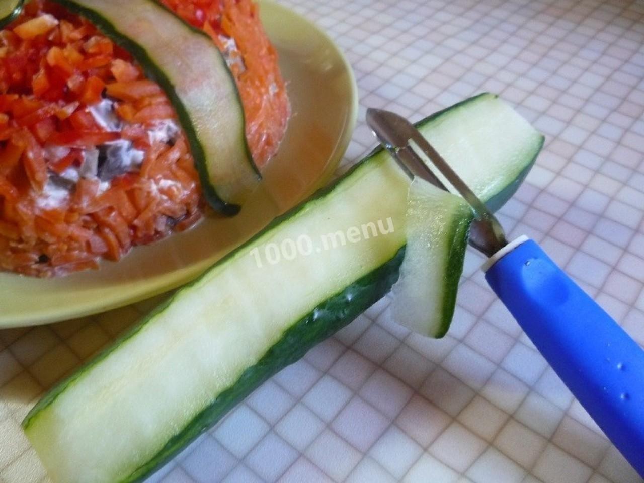 Шаг 14 приготовления Салат Подарок с курицей и маринованными шампиньонами