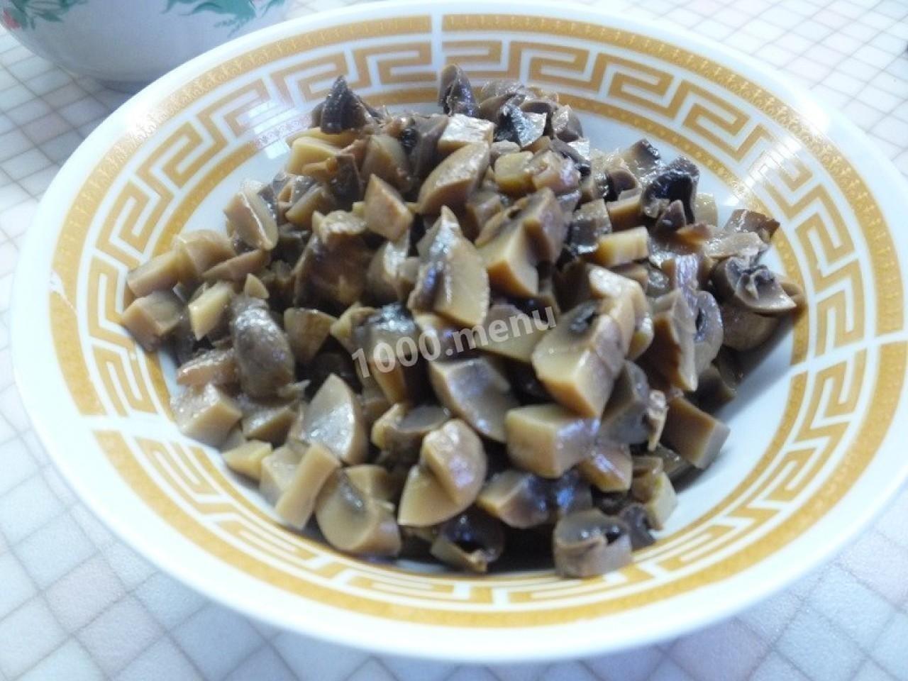Шаг 4 приготовления Салат Подарок с курицей и маринованными шампиньонами