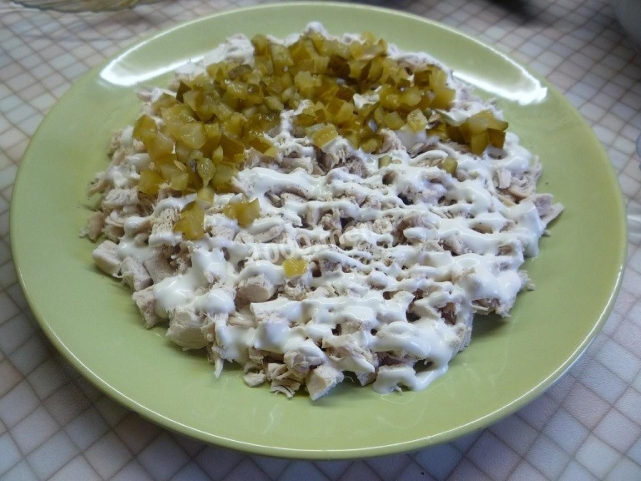 Шаг 8 приготовления Салат Подарок с курицей и маринованными шампиньонами