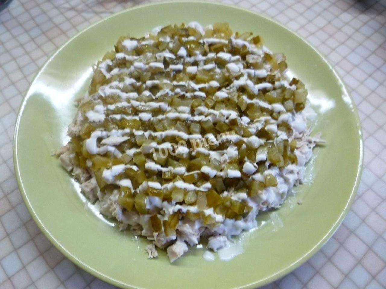 Шаг 9 приготовления Салат Подарок с курицей и маринованными шампиньонами