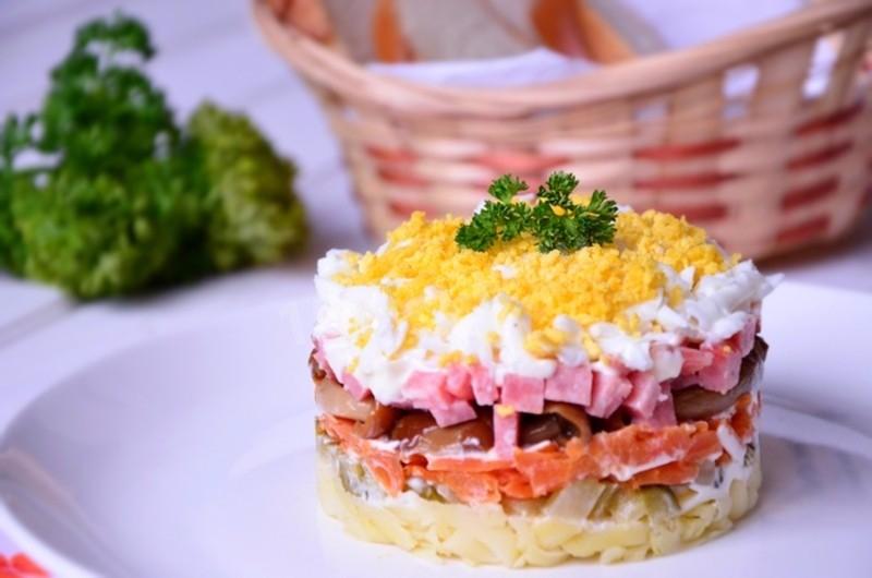 Обложка рецепта Салат Охотничий с солеными огурцами и копченой колбасой