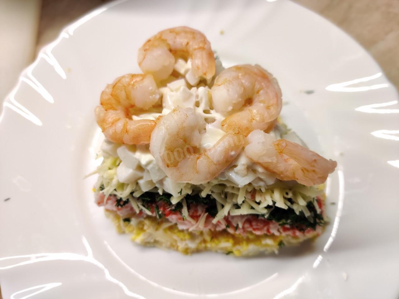 Шаг 9 приготовления Салат царский с кальмарами и креветками