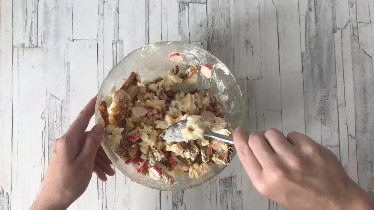 Шаг 7 приготовления Салат с сухариками Королевский