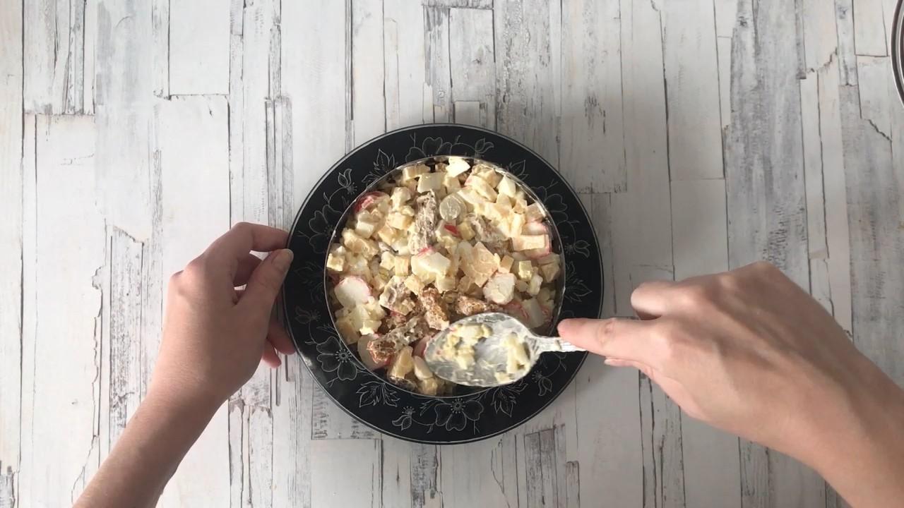 Шаг 8 приготовления Салат с сухариками Королевский