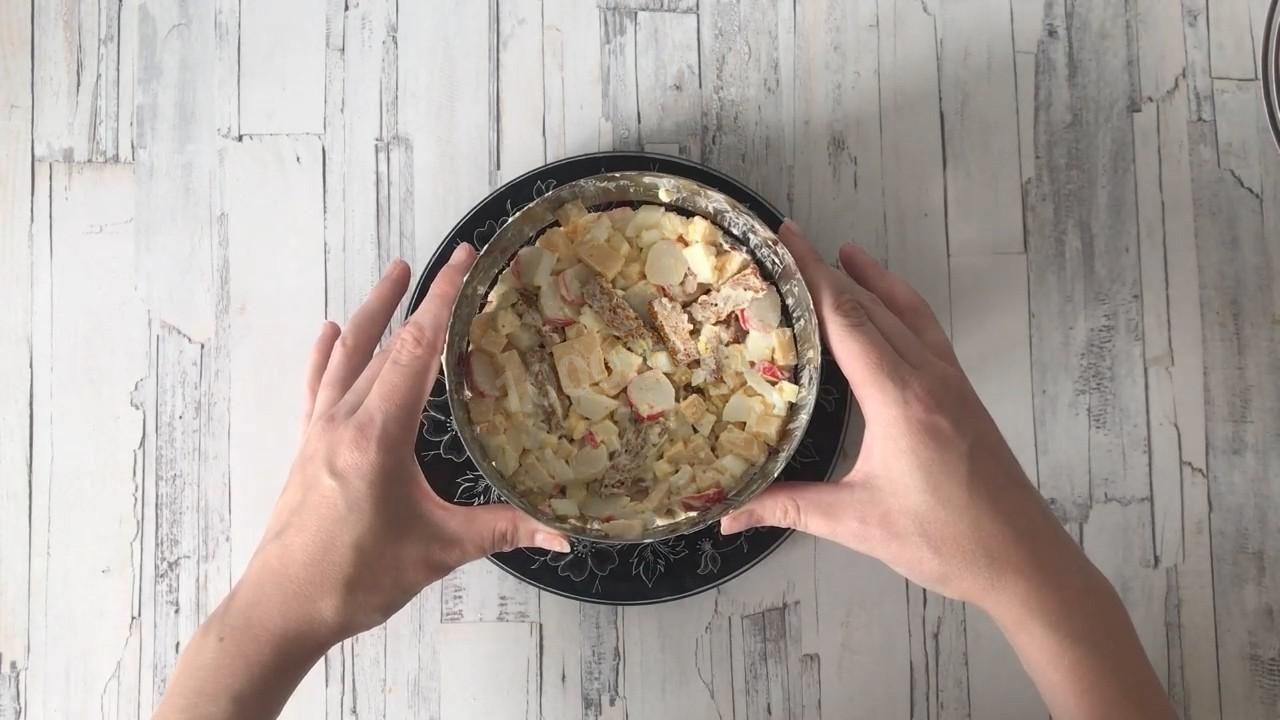 Шаг 9 приготовления Салат с сухариками Королевский