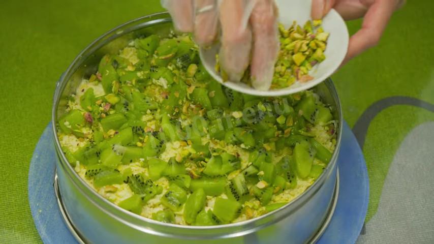 Шаг 25 приготовления Салат Изумруд с киви и говядиной