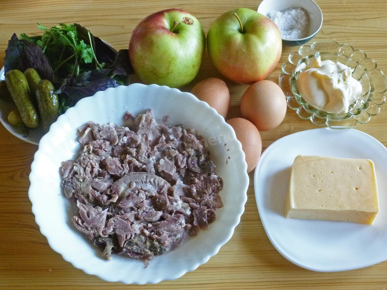 Шаг 1 приготовления Говядина с яблоками салат