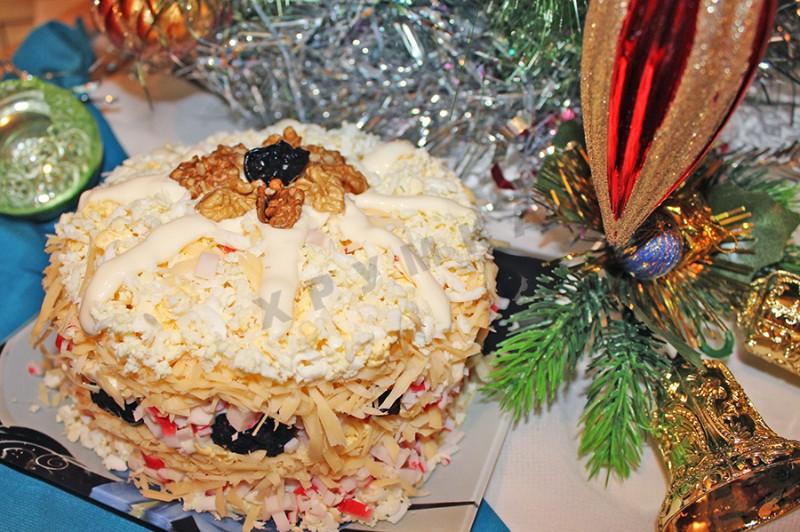 Шаг 12 приготовления Салат Черный жемчуг с черносливом крабовыми палочками