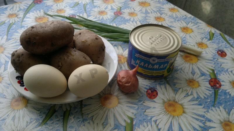 Шаг 1 приготовления Салат с картошкой и консервированными кальмарами