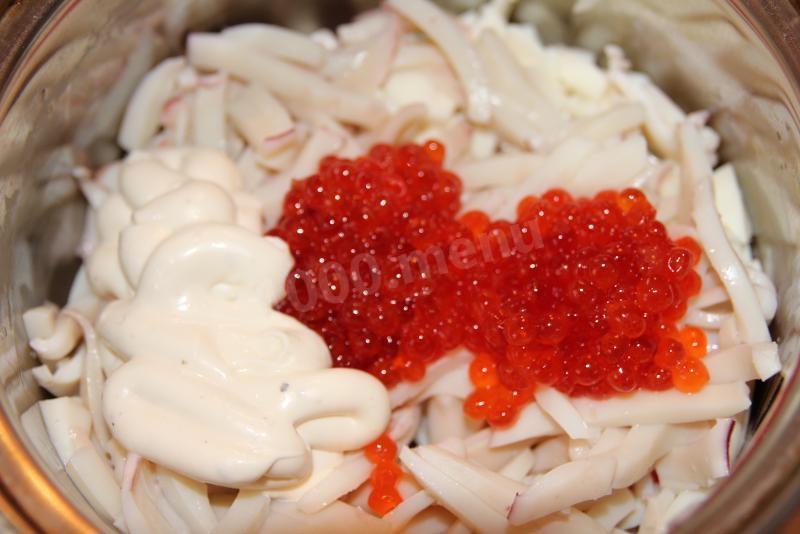 Шаг 8 приготовления Салат Морская жемчужина салат с икрой и кальмарами рецепт