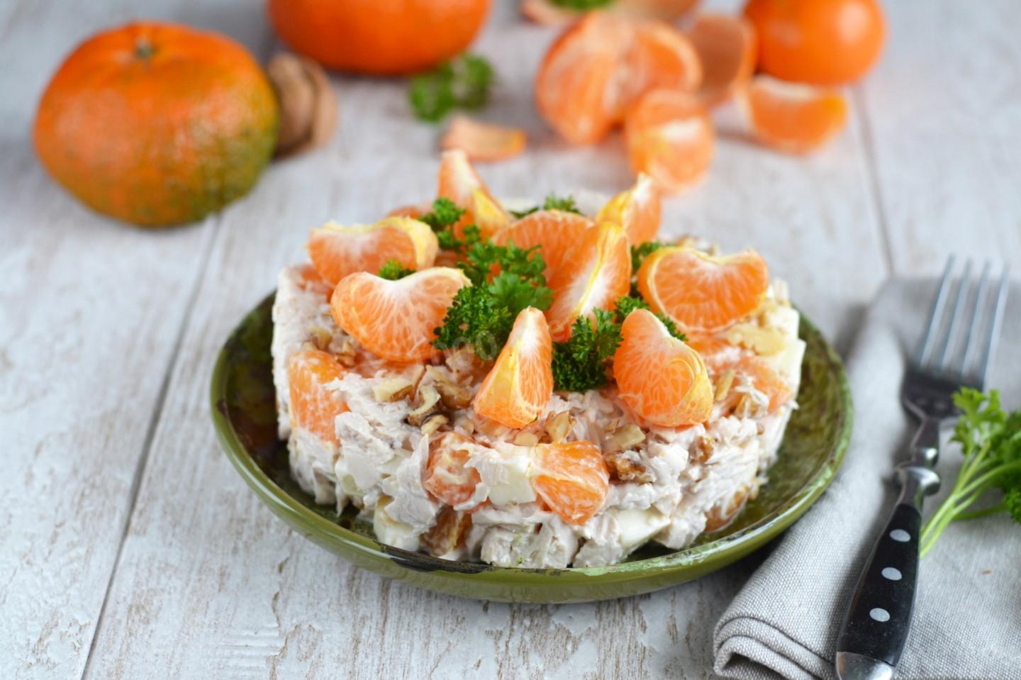 Шаг 8 приготовления Салат с мандаринами курицей и сыром