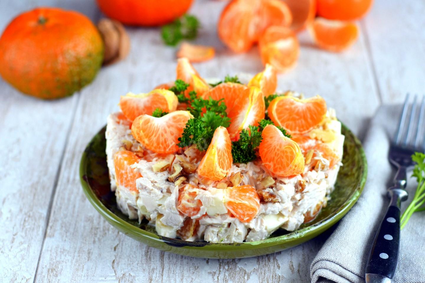 Обложка рецепта Салат с мандаринами курицей и сыром