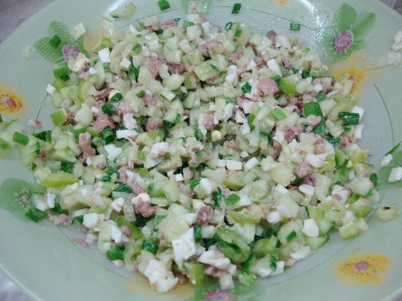 Шаг 8 приготовления Салат из печени трески с горошком
