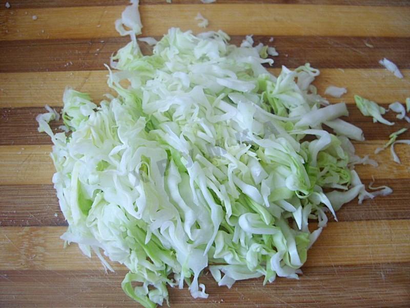 Шаг 5 приготовления Салат с арахисом, курицей и капустой