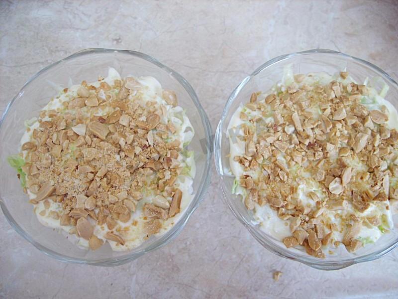 Шаг 9 приготовления Салат с арахисом, курицей и капустой