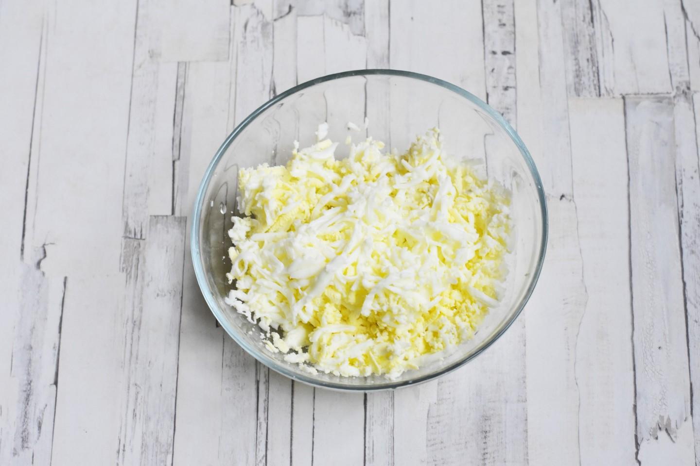 Шаг 4 приготовления Салат Морковка с копченой курицей