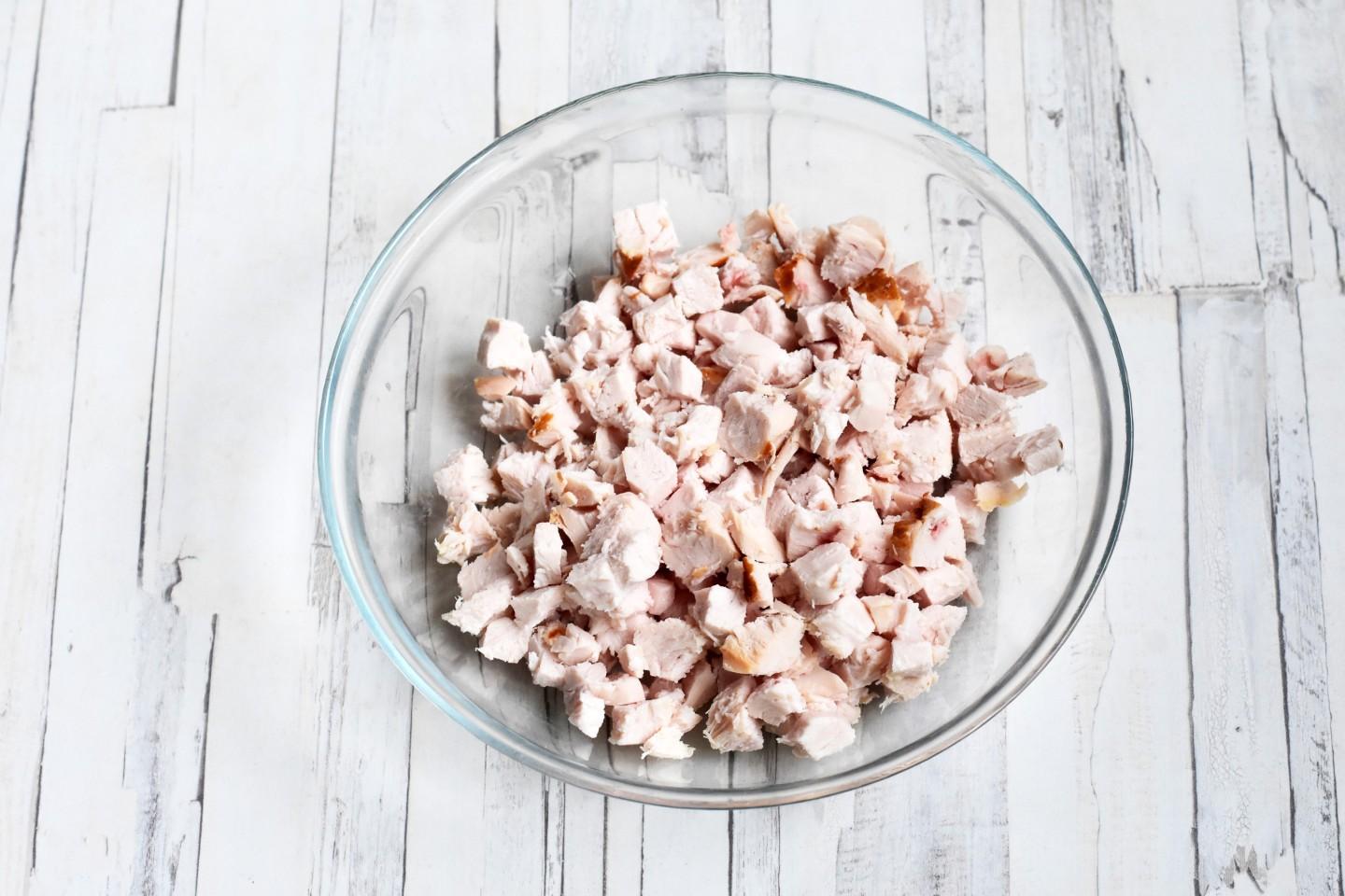 Шаг 5 приготовления Салат Морковка с копченой курицей