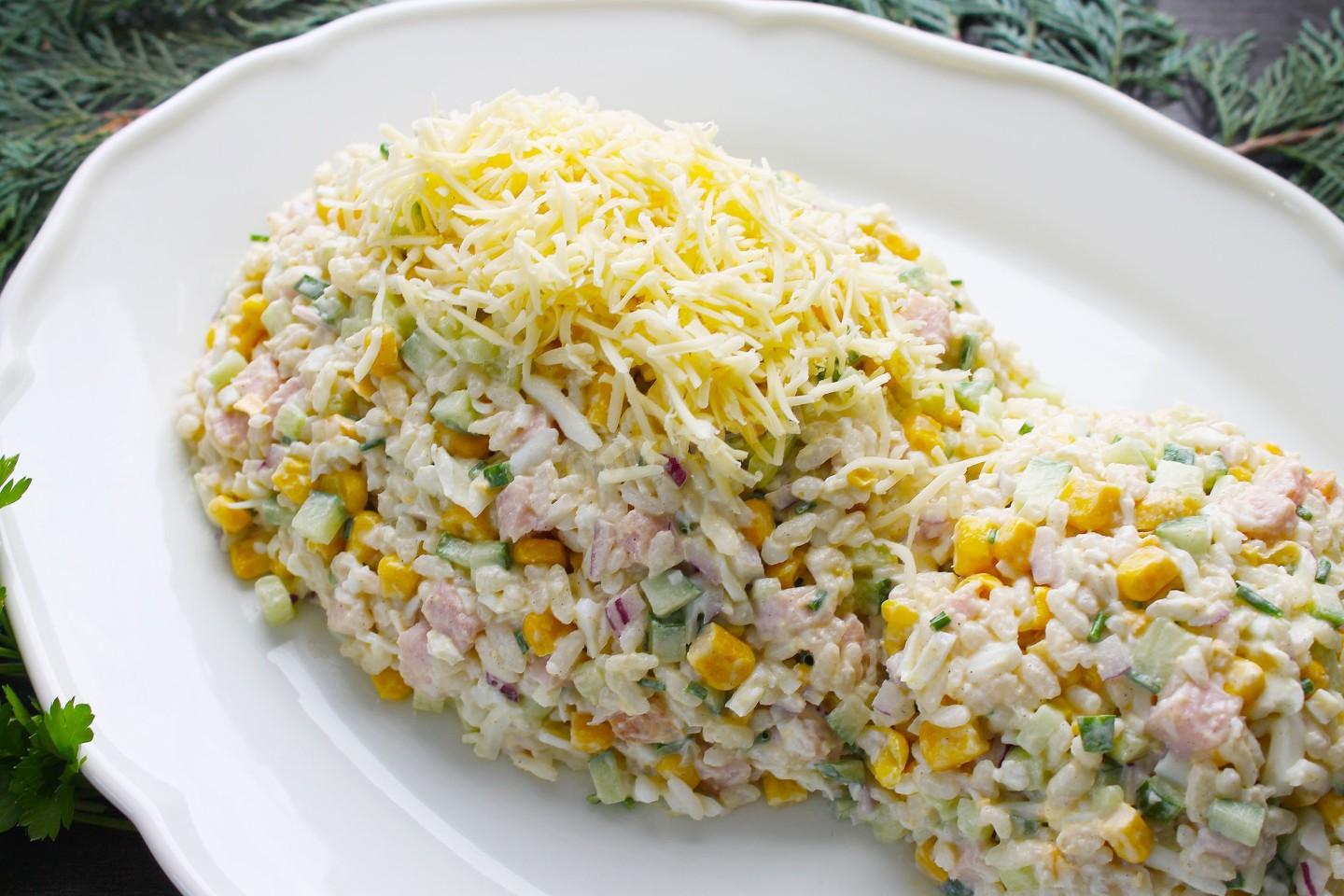 Шаг 11 приготовления Салат Кролик с ветчиной кукурузой и рисом